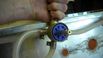 Ремонт переключателя воды в душевой кабине